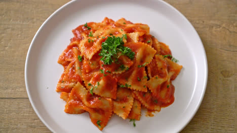 Pasta-Farfalle-En-Salsa-De-Tomate-Con-Perejil---Estilo-De-Comida-Italiana
