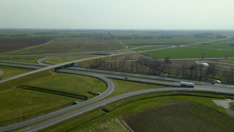 Weißer-Lkw-Auf-Der-Autobahn-Während-Der-Durchfahrt,-überführung-über-Die-Autobahn,-Polen-S7-Straße