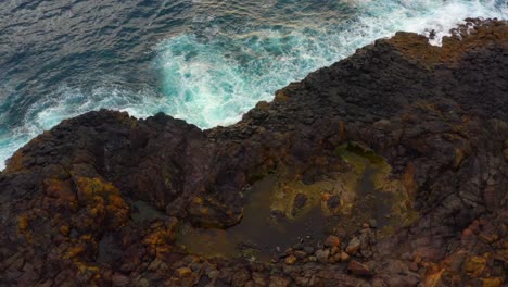 Rough-Waves-Breaking-Against-Rocky-Cliffs-Of-Blow-Hole-Point-In-Kiama,-NSW,-Australia