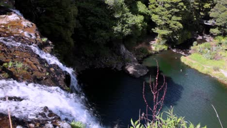 Tolle-Aufnahme-über-Einem-Wasserfall-In-Neuseeland