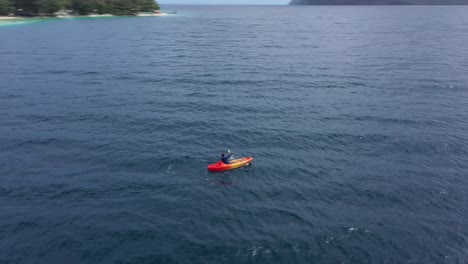 Hombre-En-Kayak-En-Medio-De-La-Playa-De-La-Isla-De-San-Pablo,-Sur-De-Leyte,-Filipinas