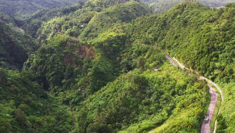 Camino-Sinuoso-En-La-Montaña-Verde-Con-Abundante-Bosque-En-Verano-En-Leyte,-Filipinas