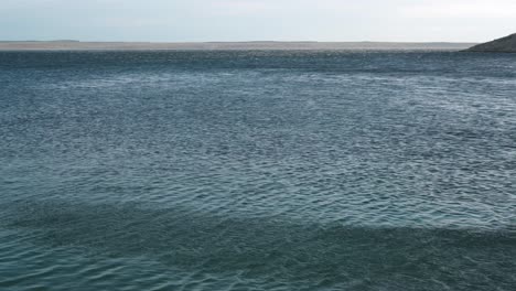 Meerwasseroberfläche-Weht-Und-Tanzt-Im-Wind,-Naturhintergrund-Am-Meer