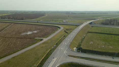 Vuelo-Aéreo-Más-Allá-Del-Cruce-De-La-Autopista-De-Transporte-Con-Automóviles-Conduciendo-En-Cedry-Polonia