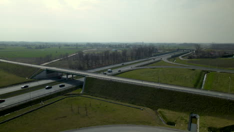 Luftaufnahme-Einer-Brücke-über-Die-Straße-S7-Cdry-Und-Infinity-Typ-Straßenkreuzung-In-Polen