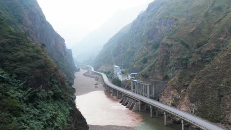 Landscape-along-the-Yangtze-River-in-China,-a-road-connecting-to-the-Yangtze-river
