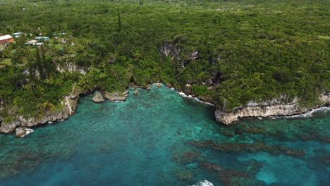 Antena:-Isla-Tropical-De-Nueva-Caledonia,-Acantilados-De-Jokin-Y-Bahía-De-Jokin,-Vista-Idílica