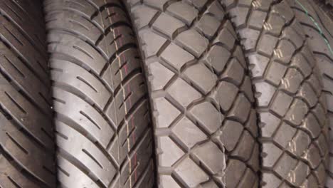 Neumáticos-Para-Automóviles-Y-Bicicletas-En-El-Almacén-De-La-Tienda-De-Neumáticos