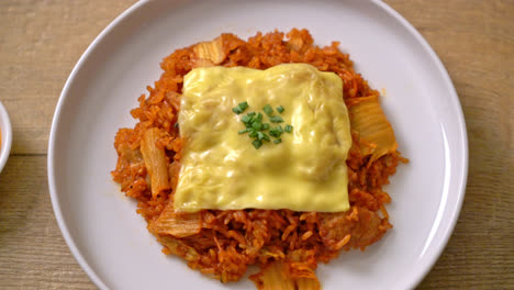 Gebratener-Kimchi-Reis-Mit-Schweinefleisch-Und-Käse-überbacken---Asiatisch-Und-Fusion-Food-Stil