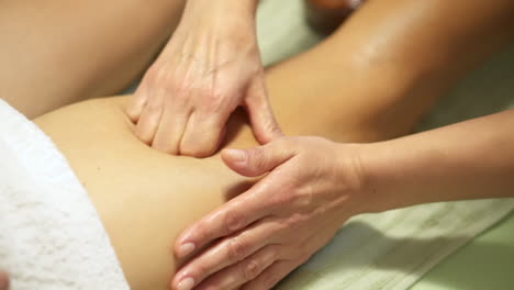 Decontracting-leg-massage,-given-by-a-masseuse-woman