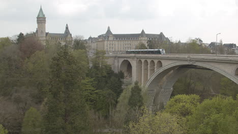 Straßenbahnfahrt-über-Die-Adolphebrücke-In-Richtung-Der-Altstadt-Von-Luxemburg