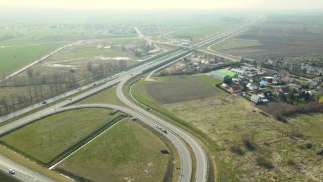 Blick-Vom-Drohnenstraßenverkehr-Außerhalb-Der-Stadt-In-Der-Nähe-Der-Grünen-Wiese