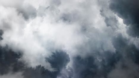 Ein-Gewitter-Zwischen-Den-Dunklen-Wolken-Und-Weißen-Wolken