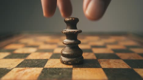 Schachbretthand,-Die-Eine-Schwarze-Königin-Auflegt