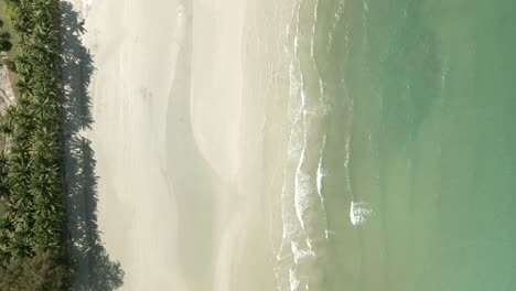 Luftaufnahme-Aus-Der-Vogelperspektive-Von-Einem-Unberührten-Tropischen-Strand-In-Thailand