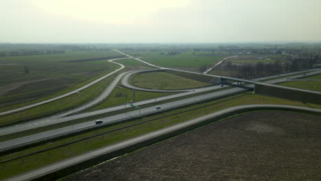 Luftbild-Zeigt-Neue-Polnische-Autobahn-Und-Landstraßen-In-Einem-Vorort-Von-Cedry,-Polen