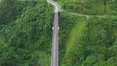 Puente-Sobre-Un-Desfiladero-Empinado-Con-Un-Denso-Bosque-En-Agas-agas-En-La-Autopista-Panfilipina,-Sogod,-Leyte-Del-Sur,-Filipinas