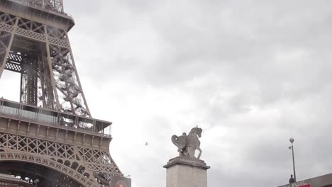 Tomas-Cinematográficas-En-Un-Barco-Mirando-La-Torre-Eiffel,-París
