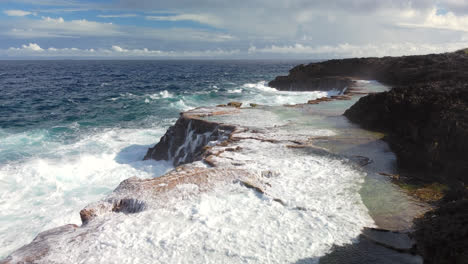Pazifische-Ozeanwellen-Prallen-Gegen-Felsen,-Die-Am-Cap-Des-Pins-Natürliche-Becken-Bilden