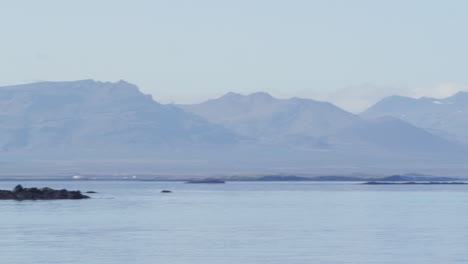 Toma-Panorámica-Izquierda-Desde-El-Ferry-Stykkishólmur-De-Montañas-Alrededor-Del-Fiordo-Breidafjordur
