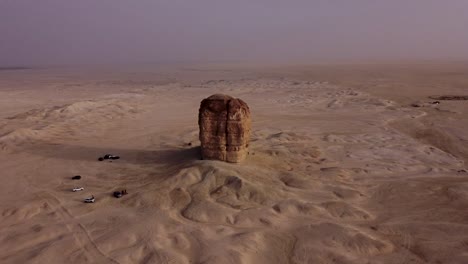 Eine-Gruppe-Von-Fahrzeugen-Hielt-An-Einer-Einsamen-Sandsteinklippe-Mitten-In-Der-Wüste