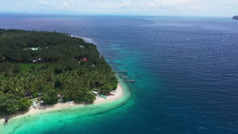Ruhiges-Blaues-Meer-Mit-Weißem-Sandstrand-Auf-Der-Insel-San-Pablo-In-Hinungan,-Leyte,-Philippinen