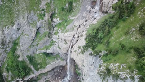 Alto-Vuelo-De-Drones-Sobre-Cascada-Almenbachfall-Berner-Oberland-Suiza