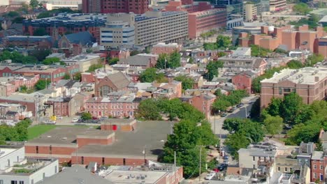 Panorama-Aéreo-Del-Puerto-Interior-Y-Los-Edificios-Residenciales-Del-Centro,-Baltimore,-Maryland,-Estados-Unidos