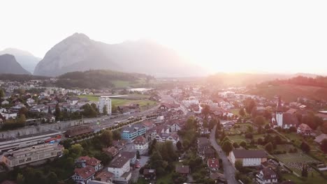Spiez-Thunersee-Im-Berner-Oberland-Stadtansicht-Mit-Sonnenuntergang