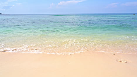 Meereswellen,-Die-über-Den-Sand-Eines-Resortstrandes-Spülen