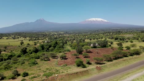 Drohnenlandung-In-Einem-Kleinen-Dorf-In-Loitokitok,-Kenia