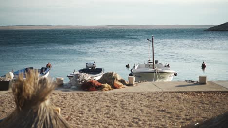 Kleine-Fischerboote,-Die-Am-Mittelmeerstrand-Festgemacht-Sind