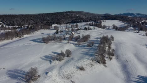 Luftüberführung-Verschneiten-Winterwald-Während-Des-Kurses-Les-Belle-Combes-Skirennen-Im-Jura,-Frankreich