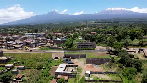 City-Scape-drone-View:-Vista-Panorámica-Del-Dron-Que-Sobrevuela-La-Pequeña-Ciudad-De-Loitokitok,-Kenia,-Marzo-De-2021