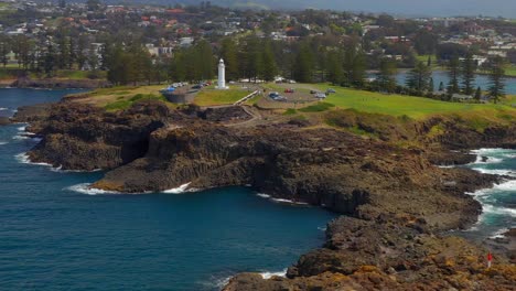 Panoramic-View-Of-The-Kiama-Lighthouse-In-Kiama,-Southern-Coast-Of-NSW,-Australia---aerial-drone-shot