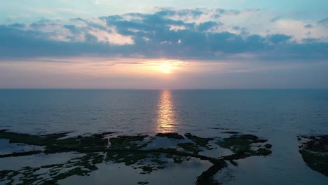 Luftflug-Zum-Herrlichen-Sonnenuntergang-Mit-Lichtreflexion-Im-Ruhigen-Pazifischen-Ozean-An-Der-Nordküste-Taiwans