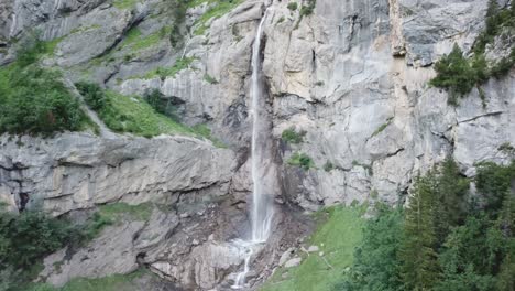 Drohnenflug-Wasserfall-Almenbachfall-Berner-Oberland-Schweiz