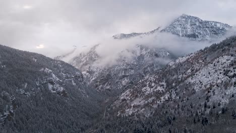 Vista-Aérea-Sobre-El-Cañón-Y-Las-Montañas-Del-Tenedor-Americano-Cubierto-De-Nieve,-Utah