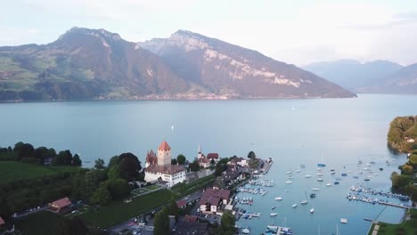 Castillo-Y-Lago-Spiez-Lago-Thun-En-El-Oberland-Bernés-Alto-Vuelo-De-Drones