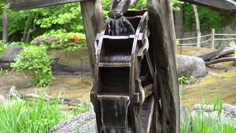 Wasserrad,-Das-Sich-In-Einem-Zen-Garten-Im-Namsan-Park-Dreht---Mittlerer-Schuss