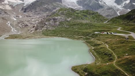Vuelo-De-Drones-Sobre-El-Lago-Y-El-Glaciar-Stein-En-Los-Alpes-De-Urner-En-Suiza