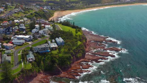 Aerial-View-Of-beautiful-Buildings-In-Pheasant-Point-Peninsula-With-A-View-Of-Bombo-Beach-In-Kiama,-NSW,-Australia