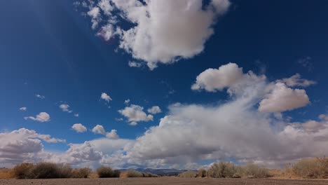 Kumuluswolken-Bilden-Sich-Und-Lösen-Sich-Dann-Wie-über-Der-Trockenen-Landschaft-Der-Mojave-Wüste-Auf---Statischer-Zeitraffer