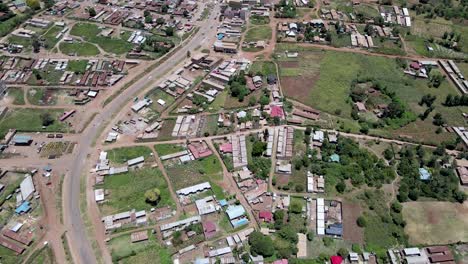Stadtbild-Drohne-Vogelsicht-Straßen,-Die-In-Einem-Kleinen-Geschäftszentrum-Von-Loitokitok,-Kenia,-Vorbeiführen