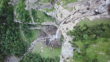 Alto-Vuelo-De-Drones-Sobre-Cascada-Almenbachfall-Berner-Oberland-Suiza