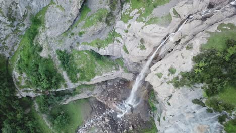 Vista-De-Pájaro-Drone-Vuelo-Sobre-Cascada-Almenbachfall-Berner-Oberland-Suiza