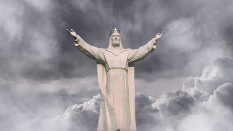 Estatua-De-Jesús-Con-Fondo-De-Lapso-De-Tiempo-De-Nube-Gruesa