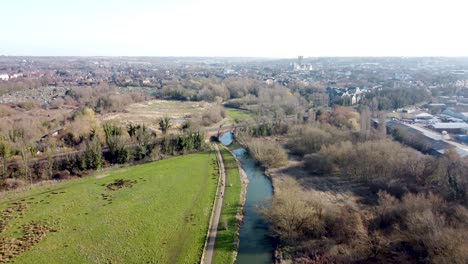 Luftaufnahme-Nach-Dem-Idyllischen-Fluss-Stour,-Der-Durch-Die-Britische-Landschaft-Von-Chartham-Kent-Fließt