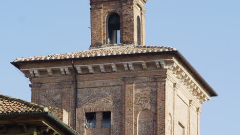 Este-Castillo-En-Ferrara,-Italia,-Sitio-Del-Patrimonio-Mundial-De-La-Unesco,-Plano-Medio-Inclinado-Hacia-Abajo