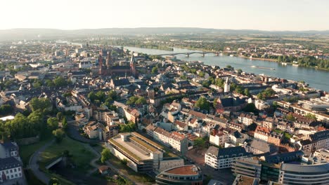 Mainz-Sonnige-Sommerdrohne-Mit-Der-Kuppel-Altstadt-Und-Dem-Fluss-Im-Hintergrund-Aus-Der-Luftaufnahme